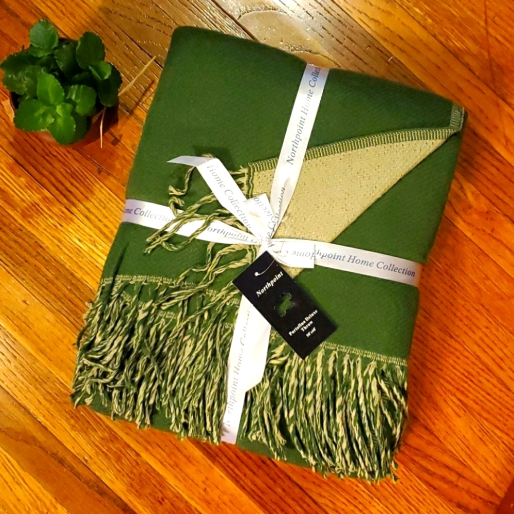 Woven acrylic throw